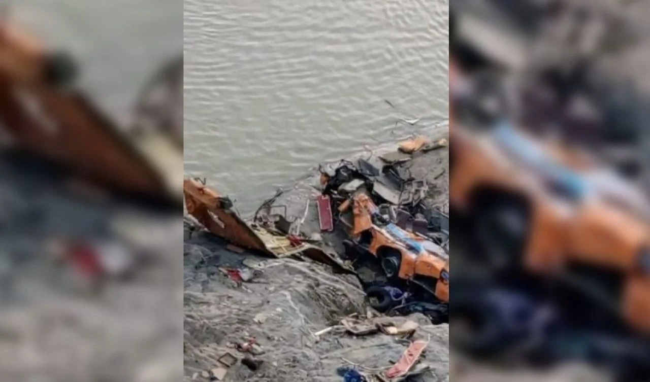 Pakistan'da feci kaza! Otobüs vadiye uçtu: Çok sayıda ölü ve yaralı var - 2. Resim