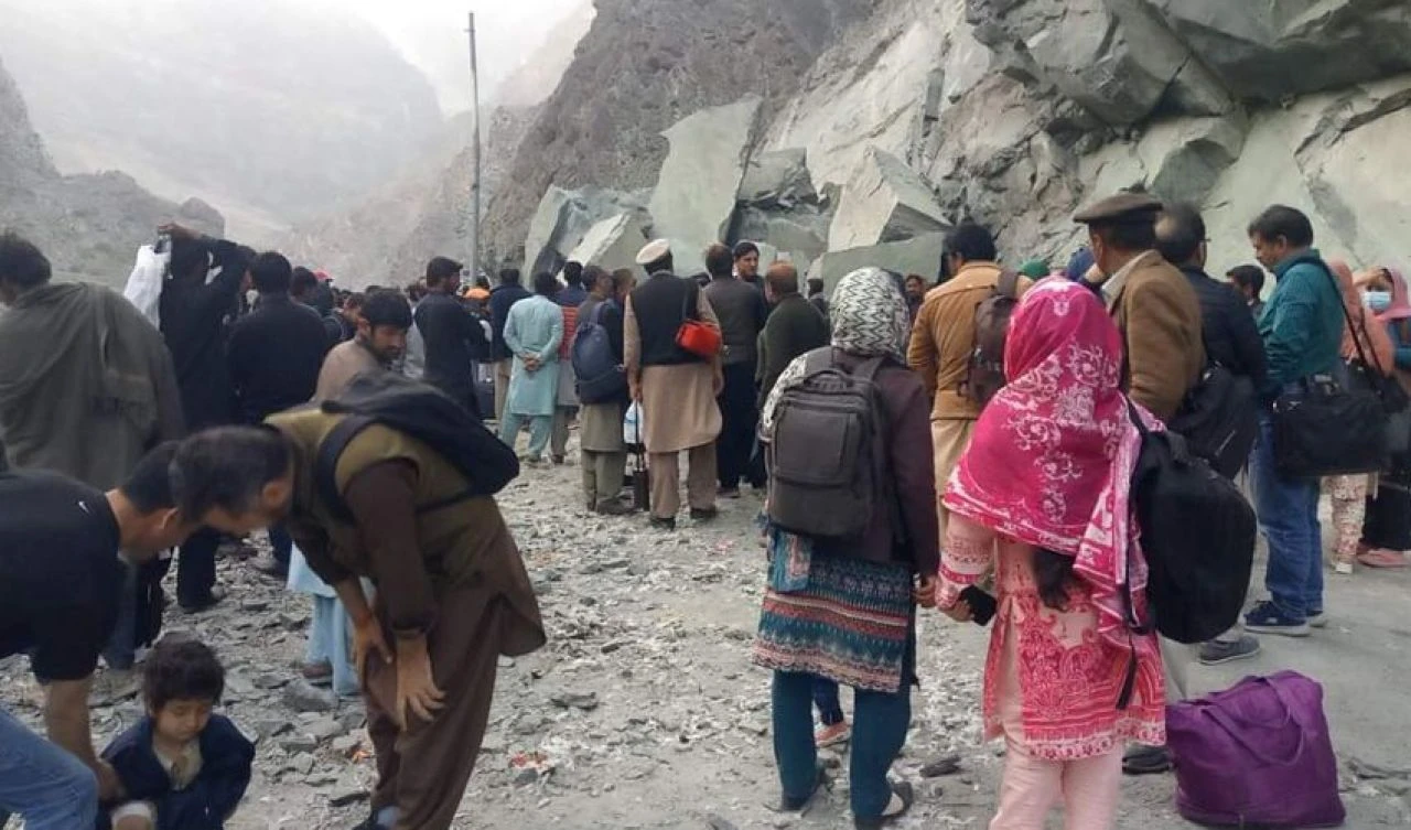 Pakistan'da feci kaza! Otobüs vadiye uçtu: Çok sayıda ölü ve yaralı var - 1. Resim