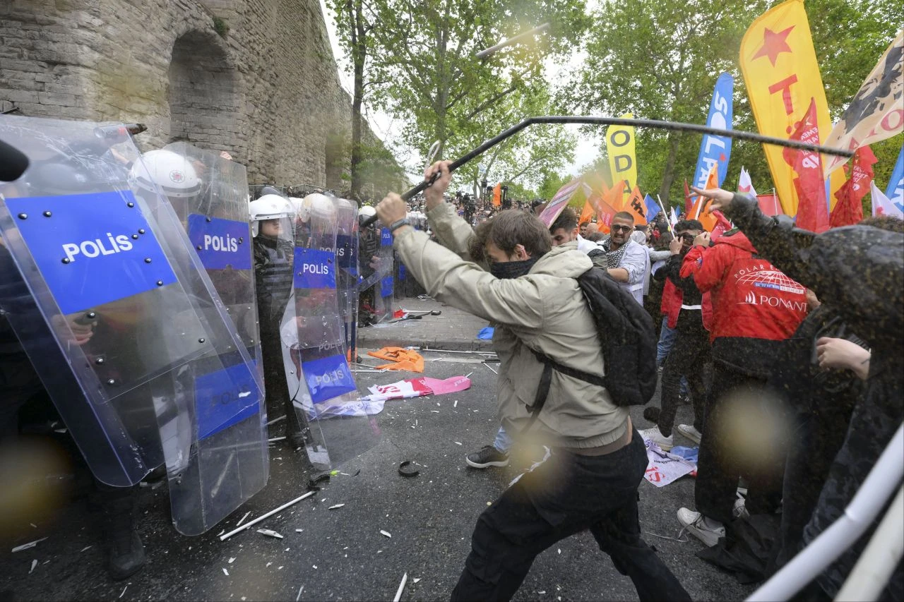 1 Mayıs'ta polise saldıran şüpheliler hakim karşısında - 1. Resim