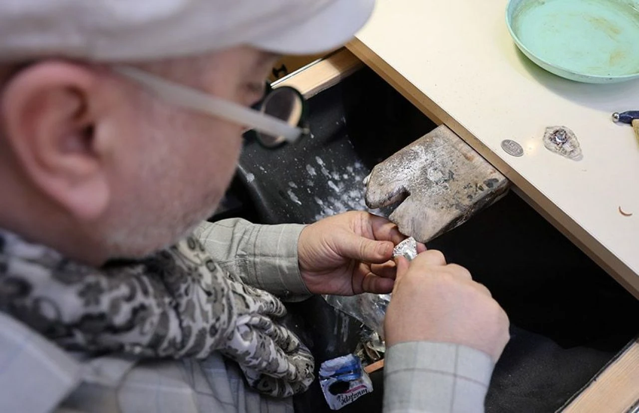 Annesine dinledi, dünyaya açıldı! Tarihi mekanları yüzüklere sığdırıyor - 2. Resim