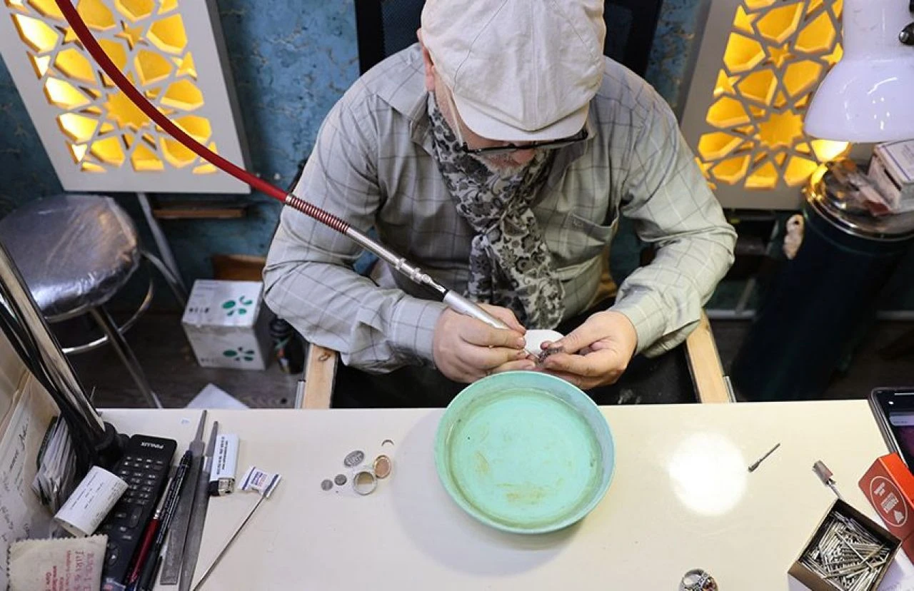 Annesine dinledi, dünyaya açıldı! Tarihi mekanları yüzüklere sığdırıyor - 1. Resim