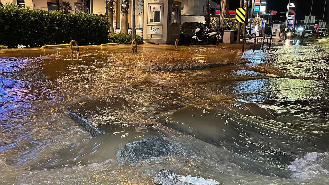 Bodrum'da içme suyu hattında patlama! Yollar göle döndü - 2. Resim