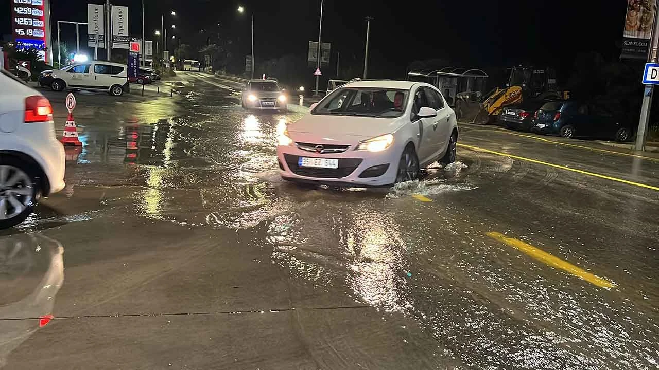 Bodrum'da içme suyu hattında patlama! Yollar göle döndü - 1. Resim