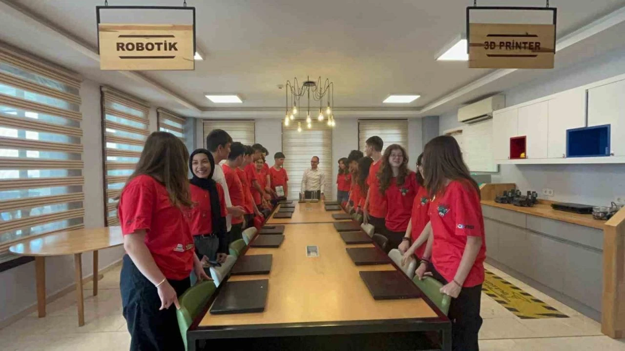 Depremzede öğrenciler gururlandırdı! Geliştirdikleri projeyle ABD'den birincilikle döndüler - 1. Resim