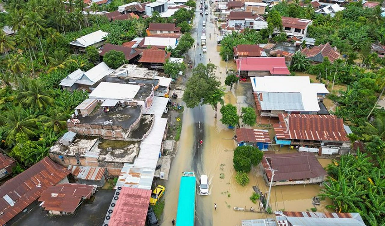 Endonezya'da sel ve toprak kayması: Çok sayıda ölü var