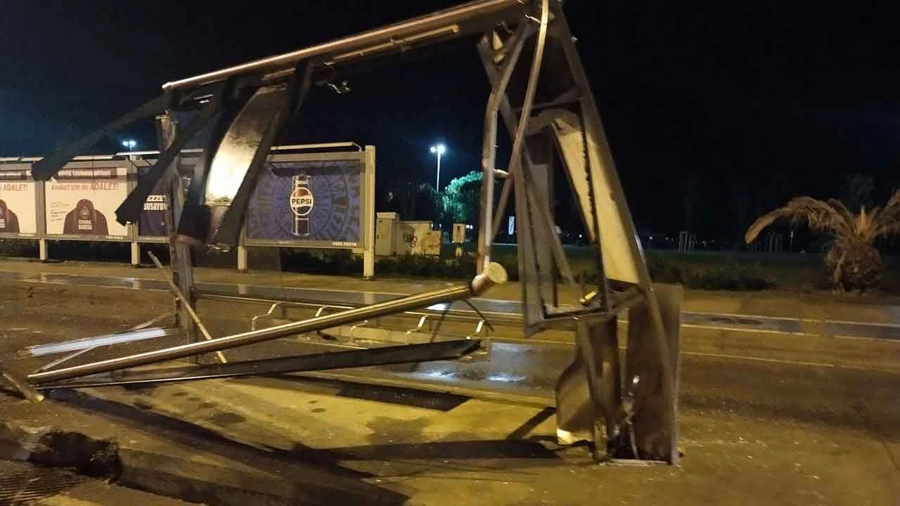 Maltepe'de alkollü sürücü dehşeti: Otobüs durağına daldı - 1. Resim