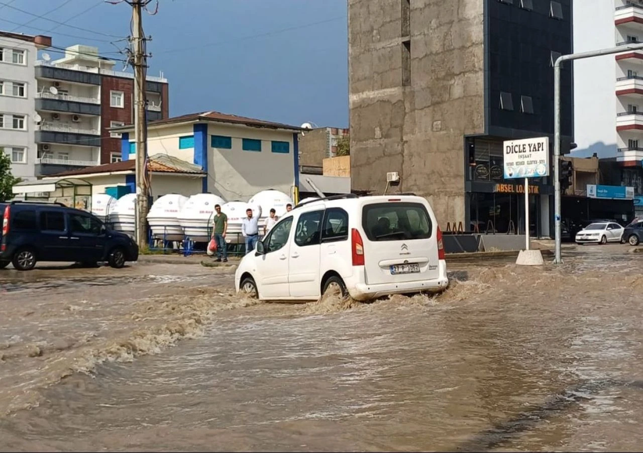 Şırnak'ta yağış etkili oldu: Cadde ve sokakları su bastı - 3. Resim