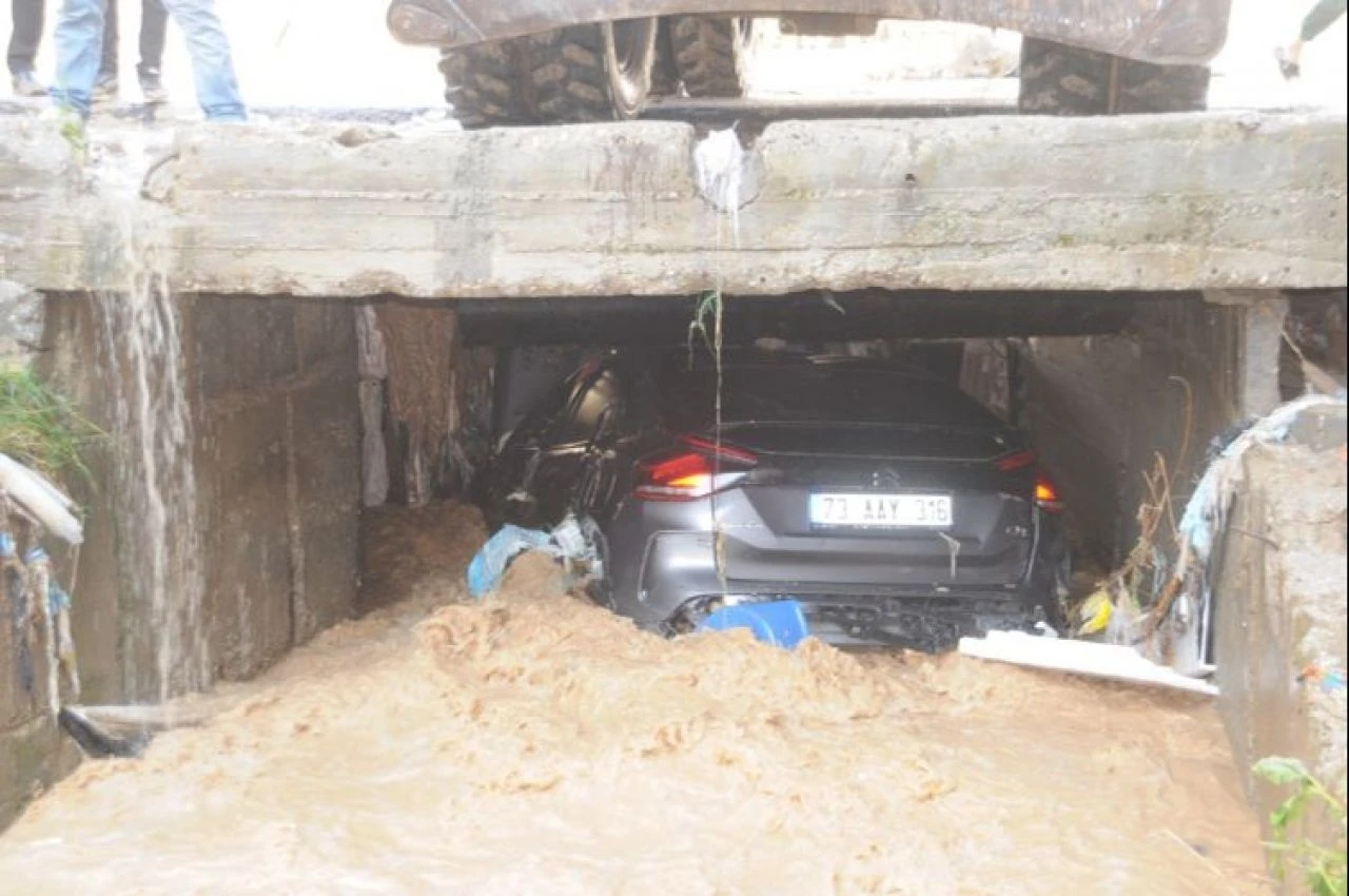 Şırnak'ta yağış etkili oldu: Cadde ve sokakları su bastı - 2. Resim