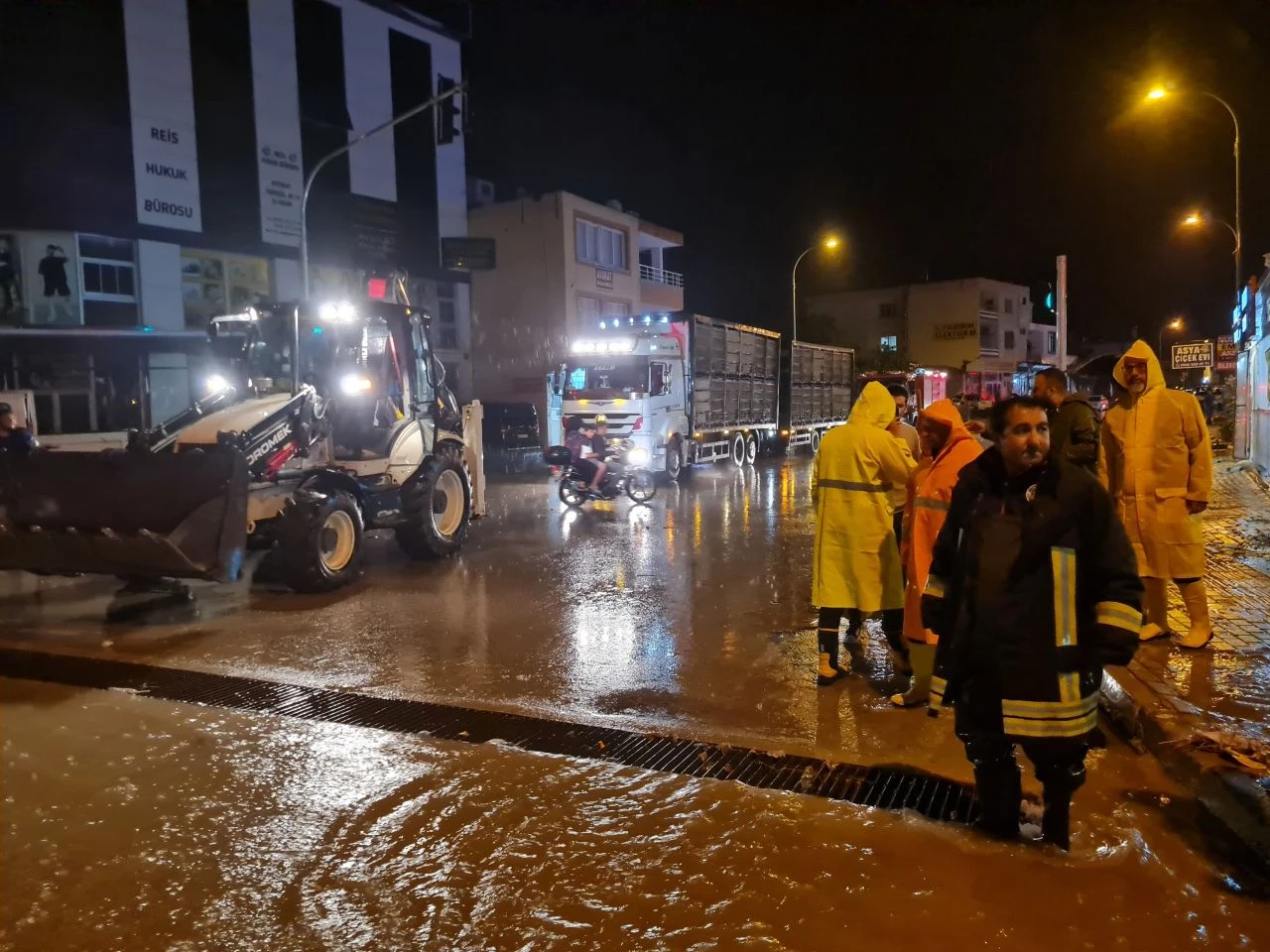 Ülkenin dört bir yanında sağanak etkili oldu! Balıkesir, Bursa, İstanbul, Edirne, Çorum şehirlerini sel vurdu - 3. Resim