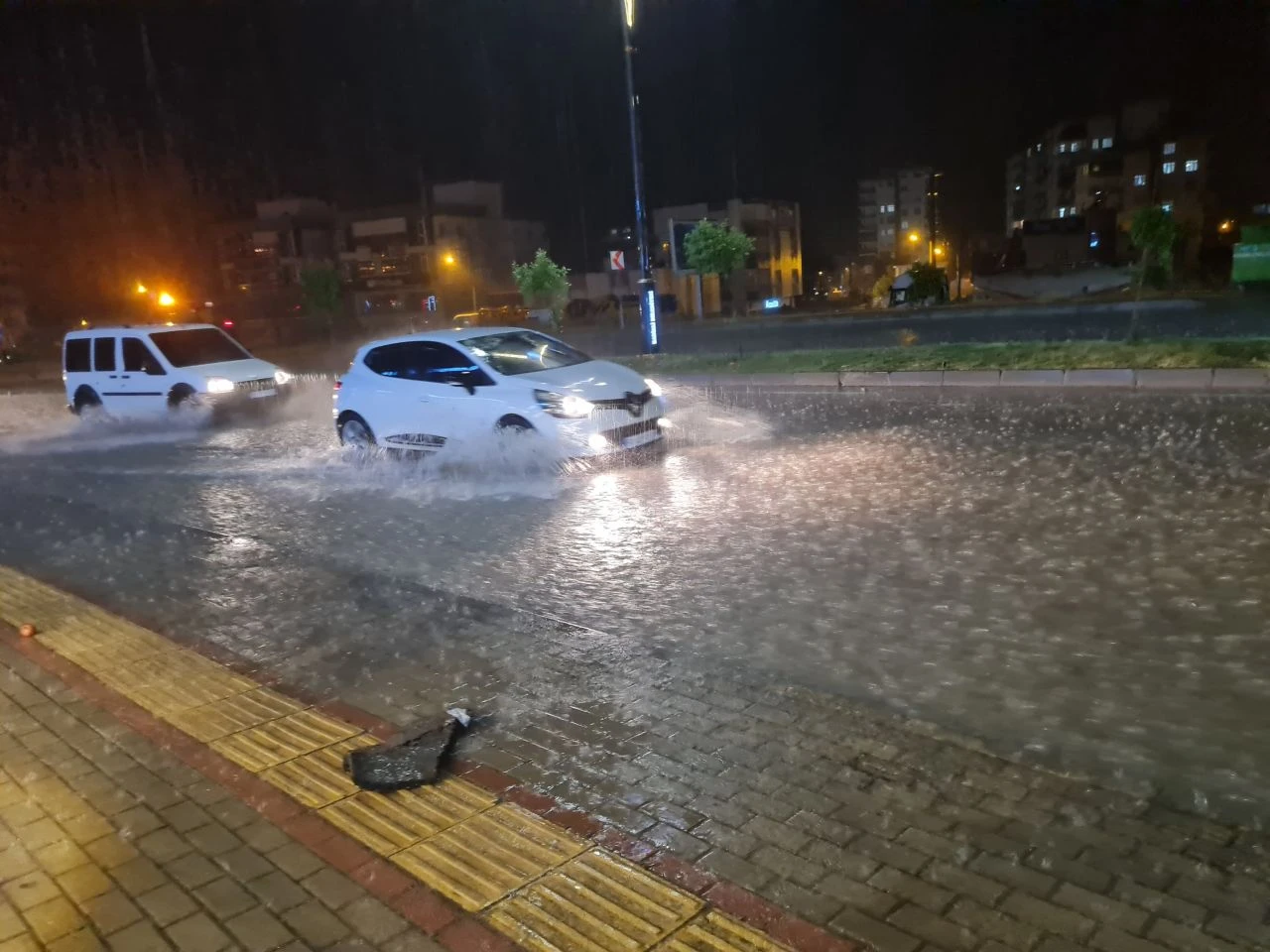 Ülkenin dört bir yanında sağanak etkili oldu! Balıkesir, Bursa, İstanbul, Edirne, Çorum şehirlerini sel vurdu - 1. Resim