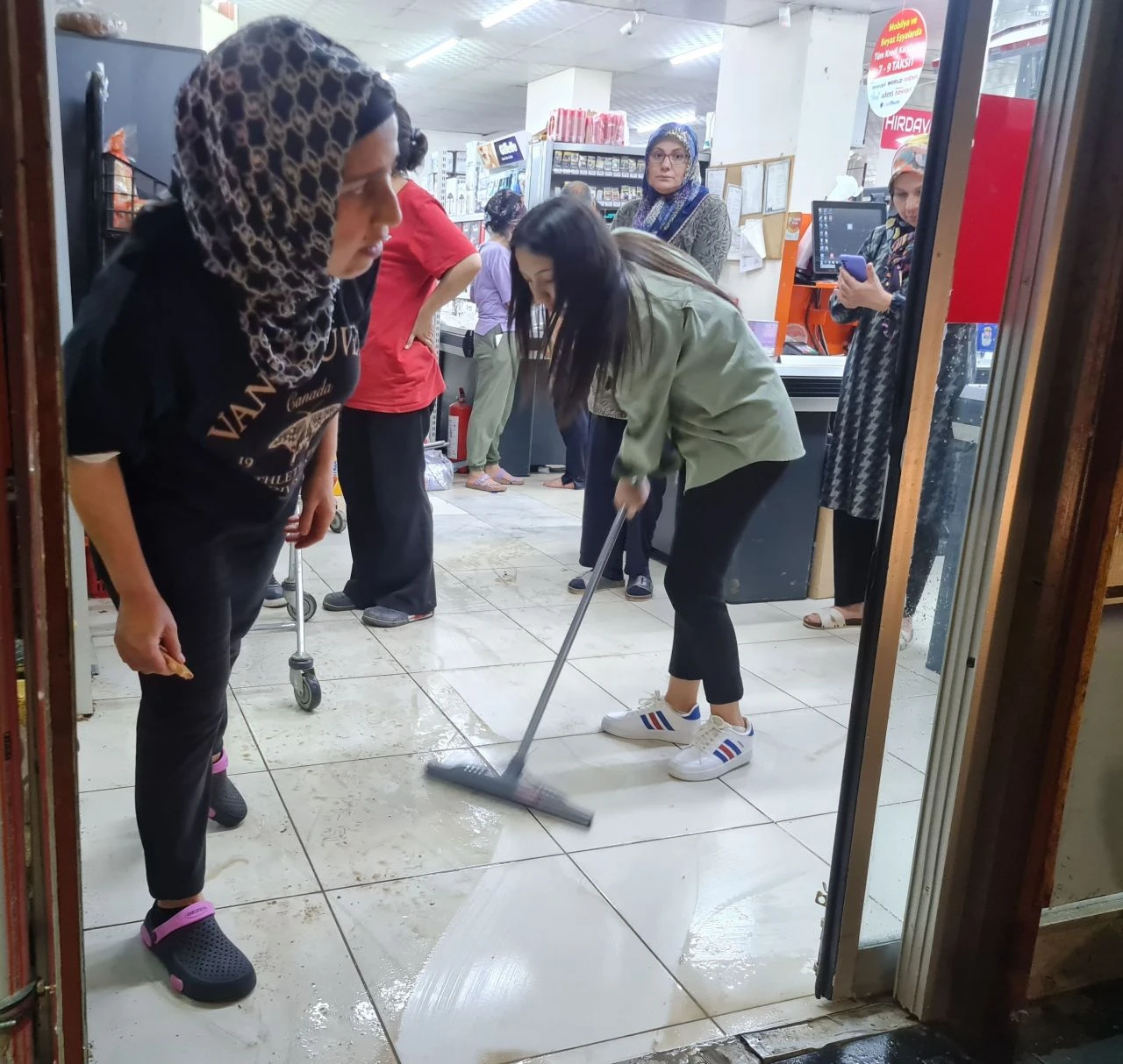 Ülkenin dört bir yanında sağanak etkili oldu! Balıkesir, Bursa, İstanbul, Edirne, Çorum şehirlerini sel vurdu - 2. Resim