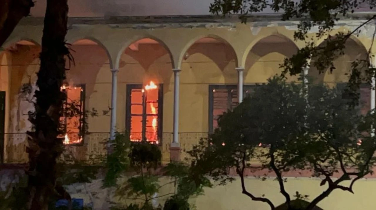 Aslın felaketinin yıkamadığı tarihi bina yangında kül oldu  - 2. Resim