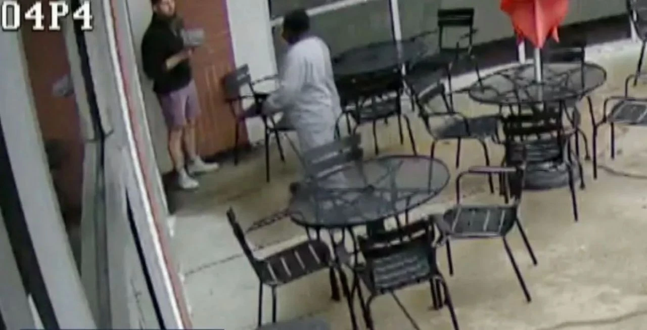 Evsiz olduğunu düşündüğü adama para verdi ve hayatı değişti - 2. Resim