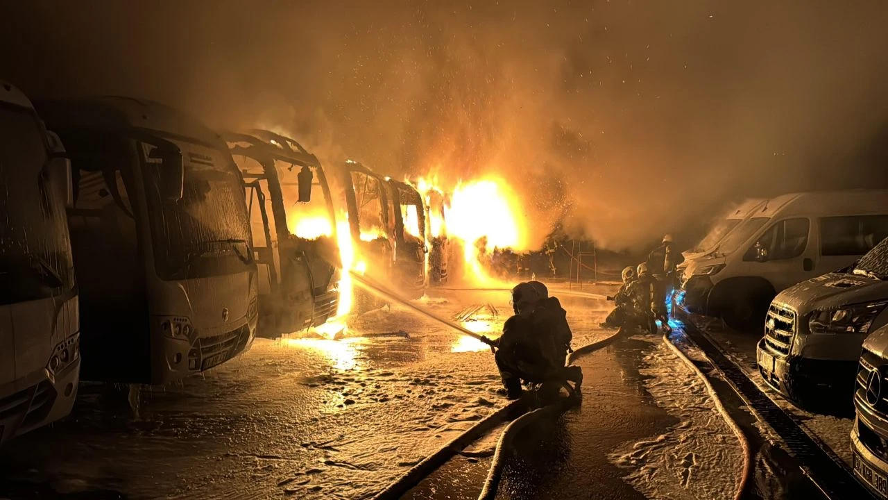 Isuzu otoparkında yangın! Araçlar küle döndü! - 2. Resim