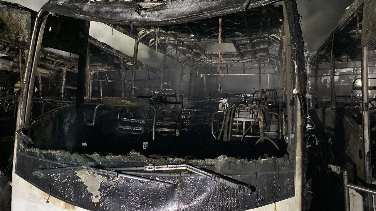 Isuzu otoparkında yangın! Araçlar küle döndü! - 1. Resim