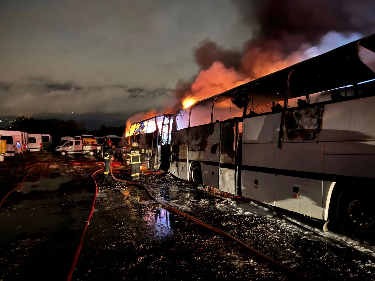 Isuzu otoparkında yangın! Araçlar küle döndü! - 1. Resim