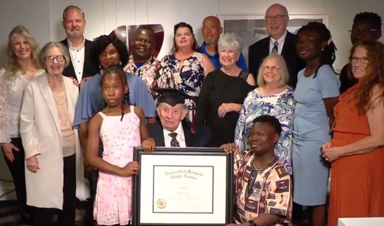 Üç savaşın gazisi ve 100 yaşında! 60 yıl gecikmeli mezuniyet diplomasına kavuştu