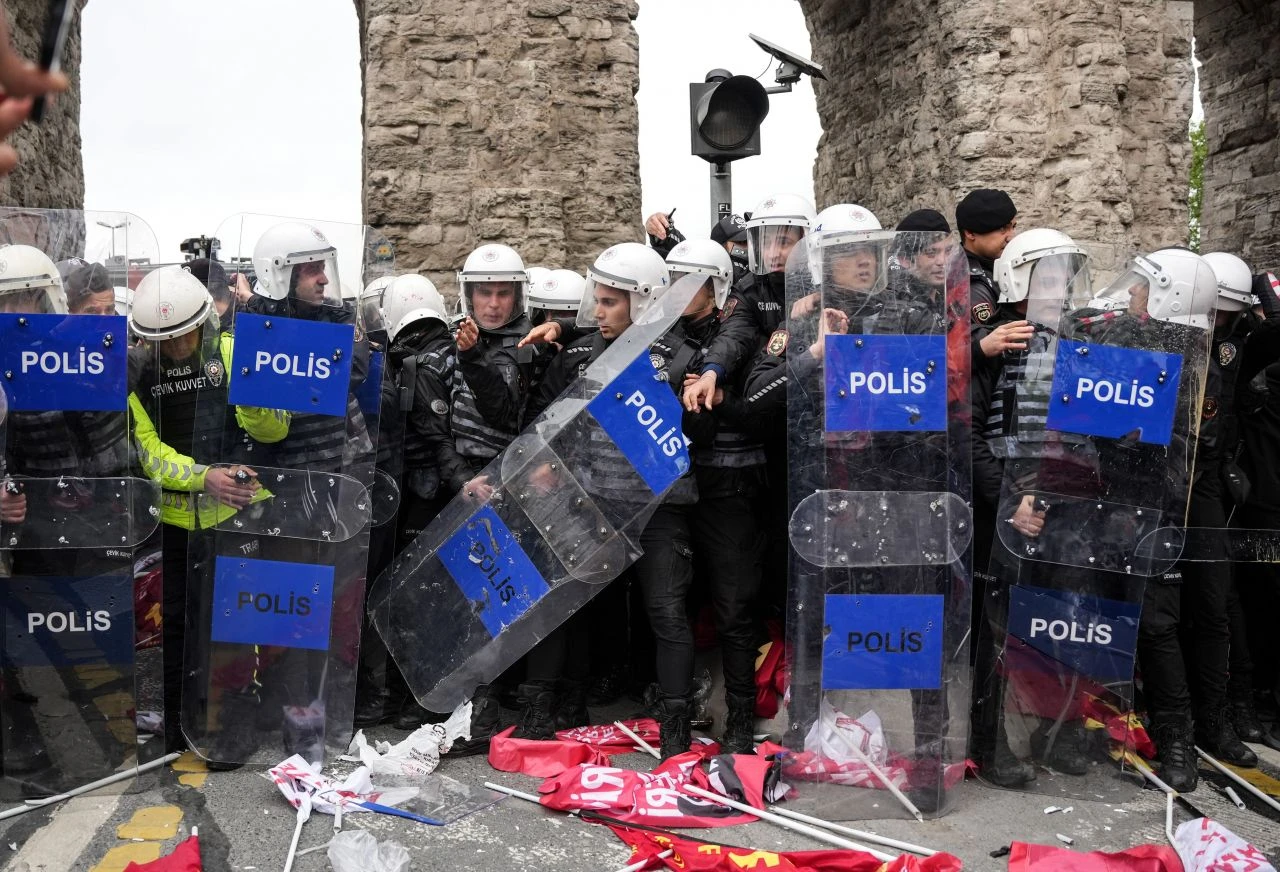 1 Mayıs'ta polise saldıran 12 kişi hakkında yeni gelişme - 2. Resim