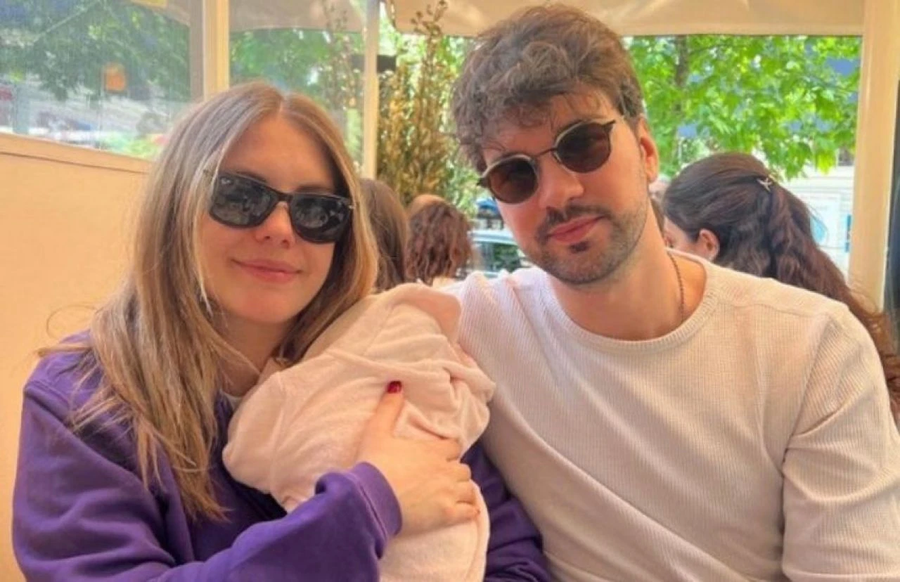 Aylar sonra Aslı Enver'in yardımıyla dışarı çıkan Eda Ece'den kızıyla ilk poz