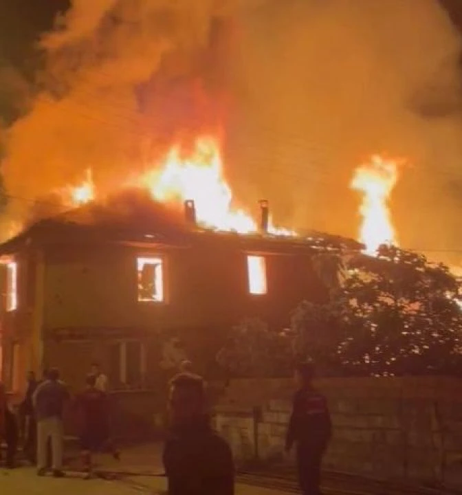 Bursa'da gece yarısı korkutan yangın! 3 ev küle döndü - 2. Resim