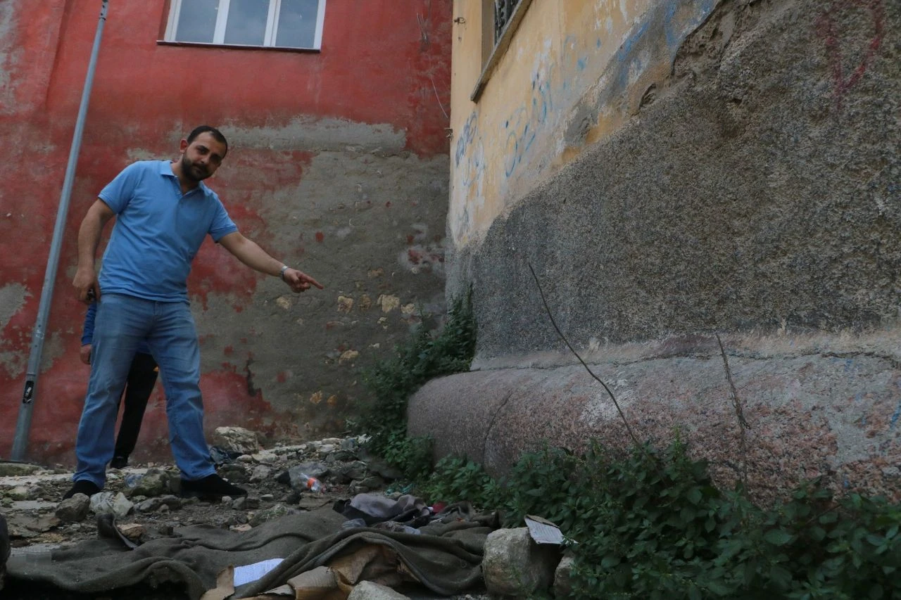 Depremden sonra ortaya çıktı! Mahalleli yetkililere haber verdi: Araştırılmasını istiyorlar
