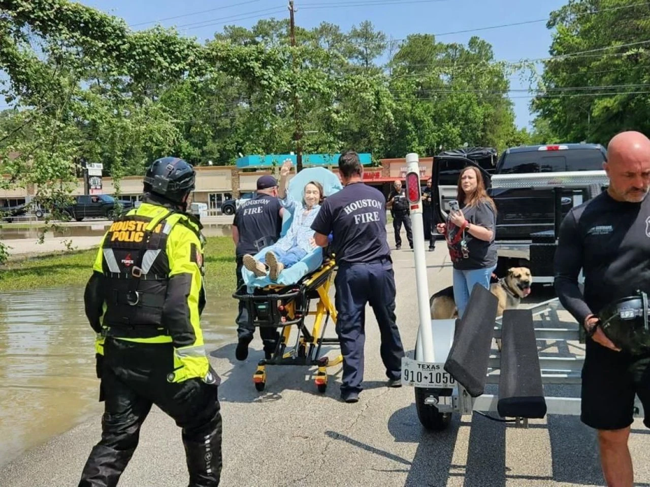 Düşen yıldırım yangın çıkardı! Teksas'ta sel felaketi: 1 çocuk hayatını kaybetti - 1. Resim