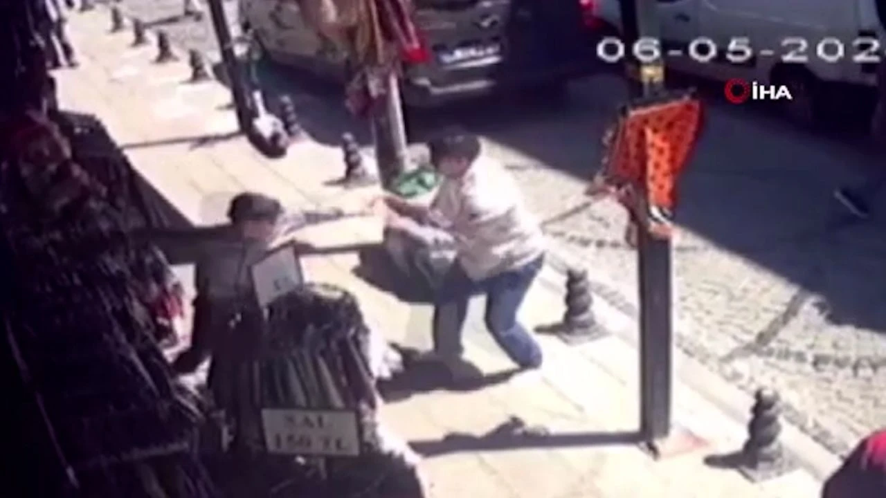 Fatih'te şoke eden olay: Kendisinden alışveriş yapmayan turisti bıçakladı