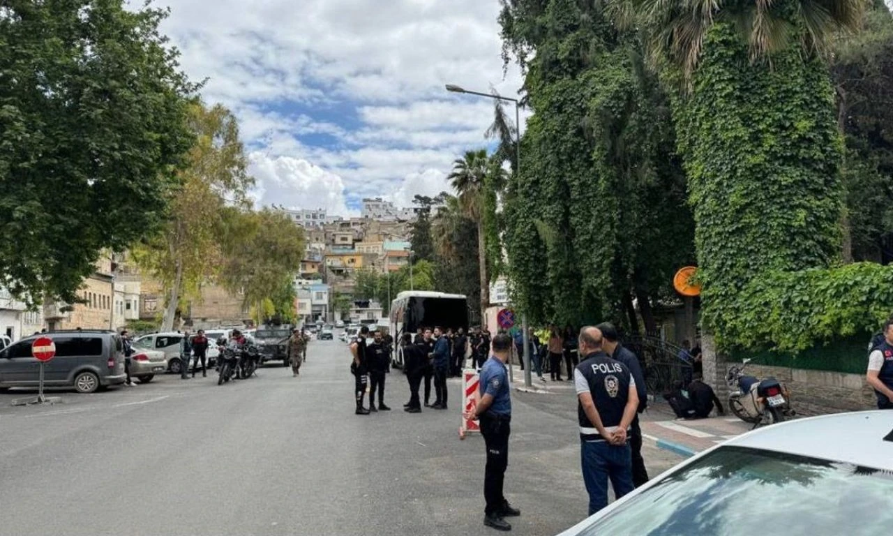 İstifa sonrası büyük gerginlik! Belediye binası önünde yoğun güvenlik önlemi - 1. Resim