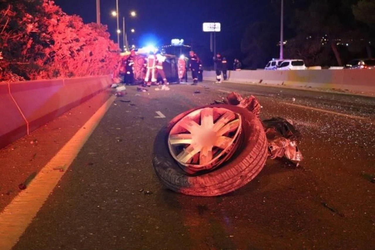 İzmir'de otomobilin tekeri fırladı araç takla attı: Şoförün durumu ağır - 1. Resim