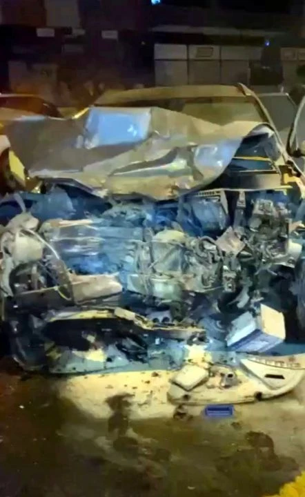 Kafa kafaya çarpışan 2 araç alev alev yandı