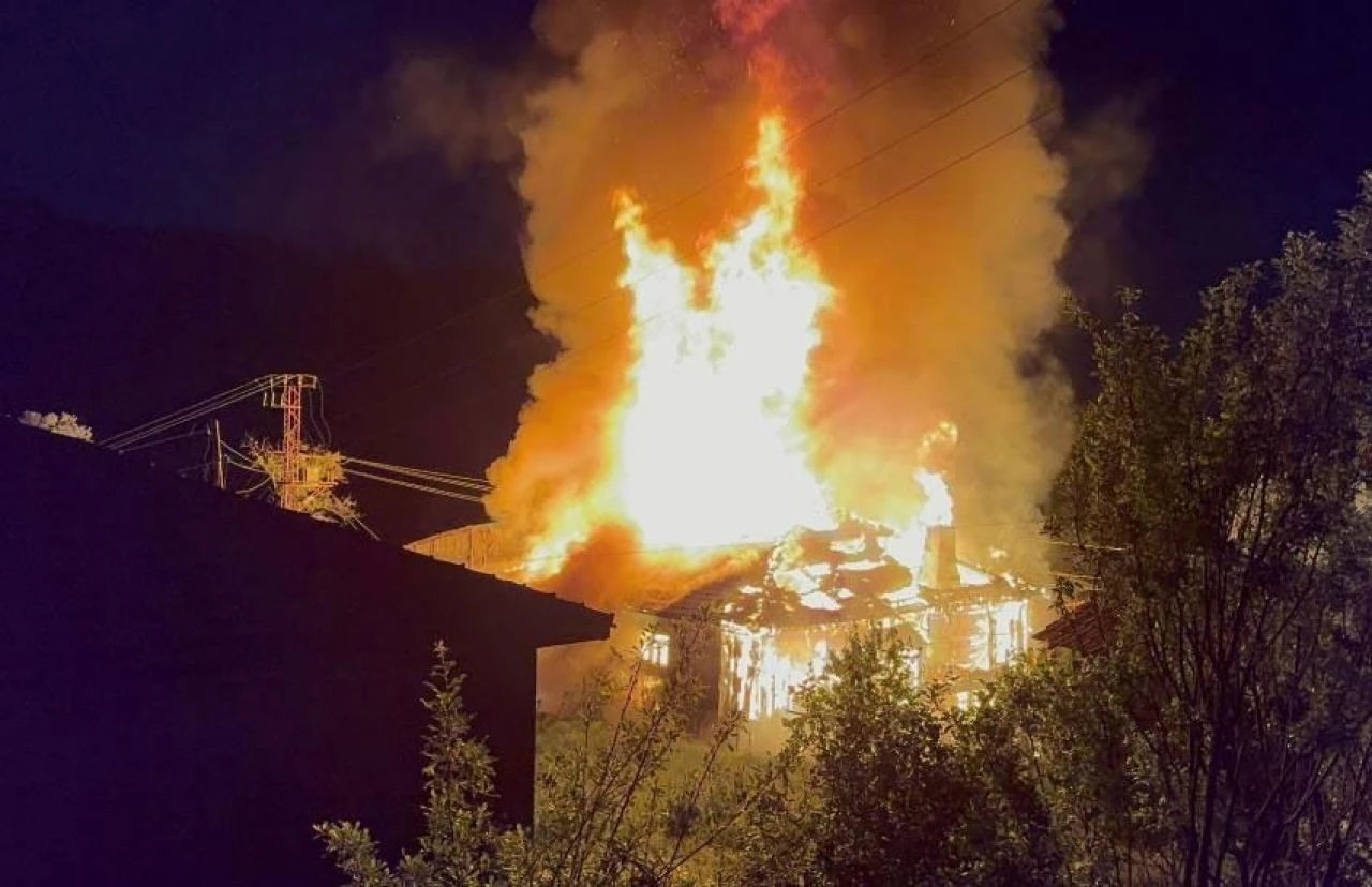 Kastamonu'da feci yangın: Ahşap ev küle döndü