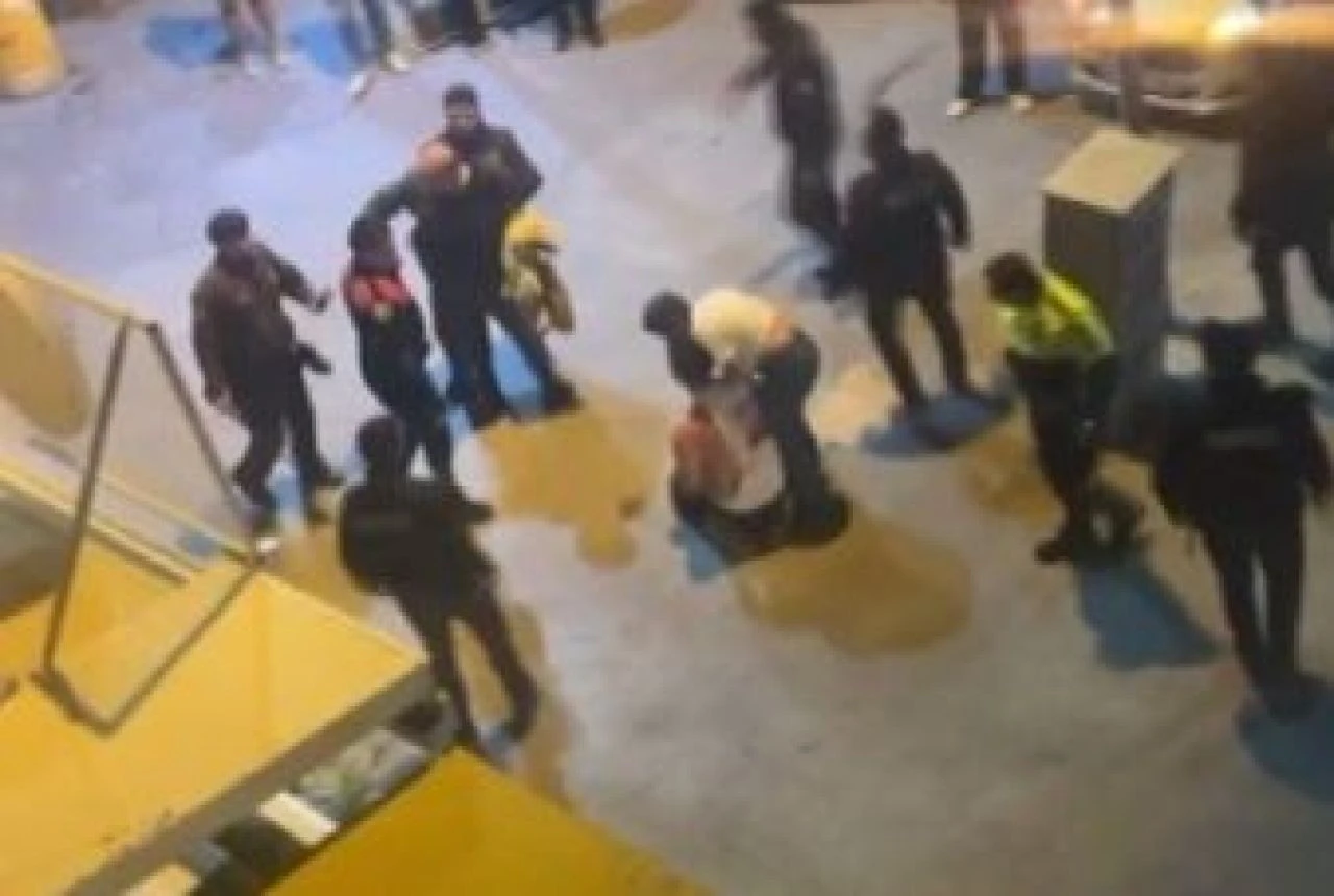 Kavga ihbarına giden polislere saldırdı - 1. Resim