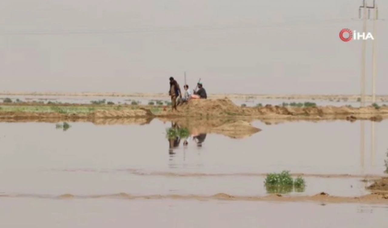 Sel felaketi 8 kişiyi, yıldırım yağmuru 7 kişi öldürdü! - 1. Resim