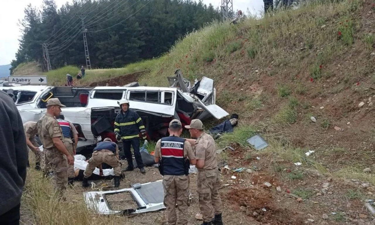 Gaziantep’te katliam gibi kaza! TIR, minibüsü biçti: Çok sayıda ölü var