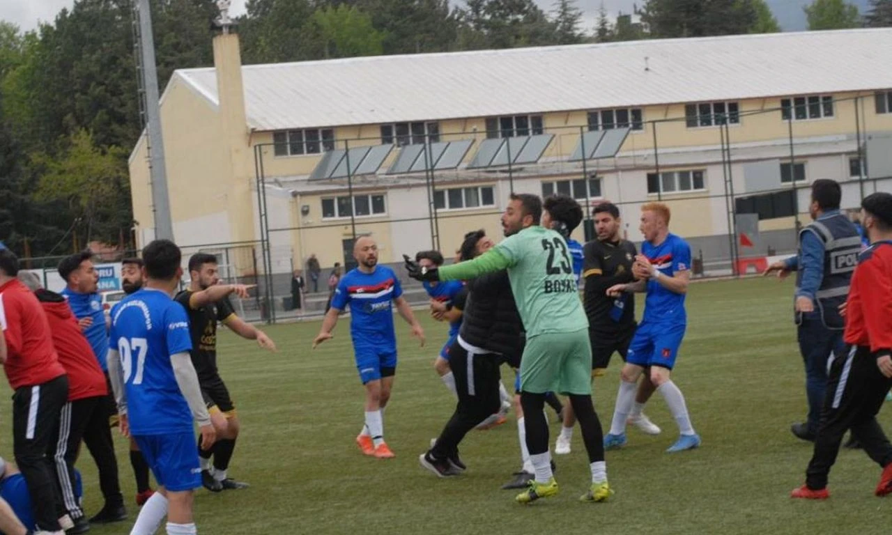 Yeşil sahalara yakışmaya hareket! Maçı bırakıp, tekme tokat birbirlerine girdiler