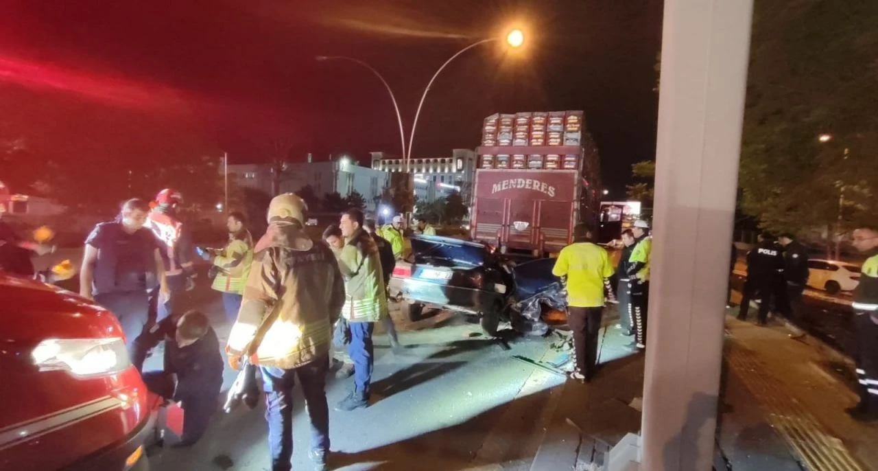 Ankara'da feci kaza: Park halindeki kamyona çarptı öldü