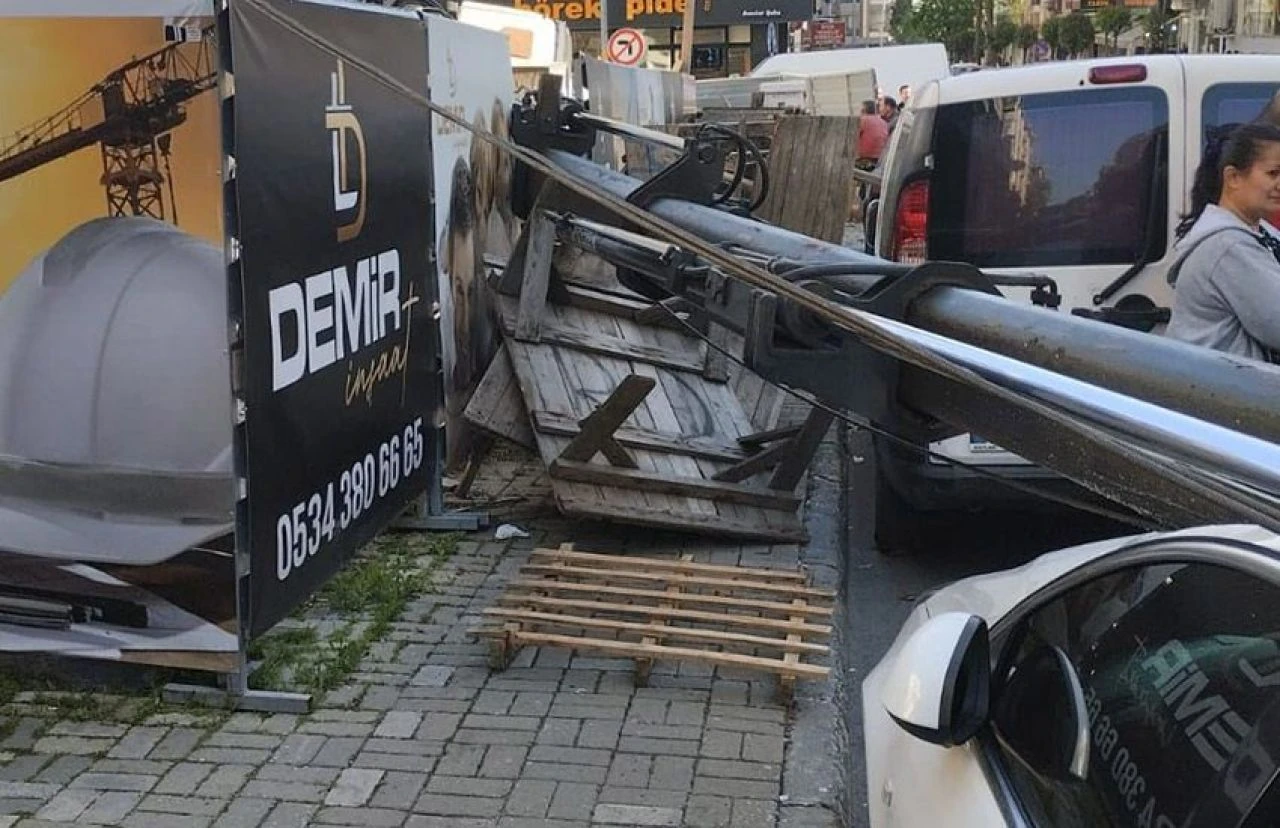 Avcılar'da vinç devrildi, facianın eşiğinden dönüldü - 1. Resim