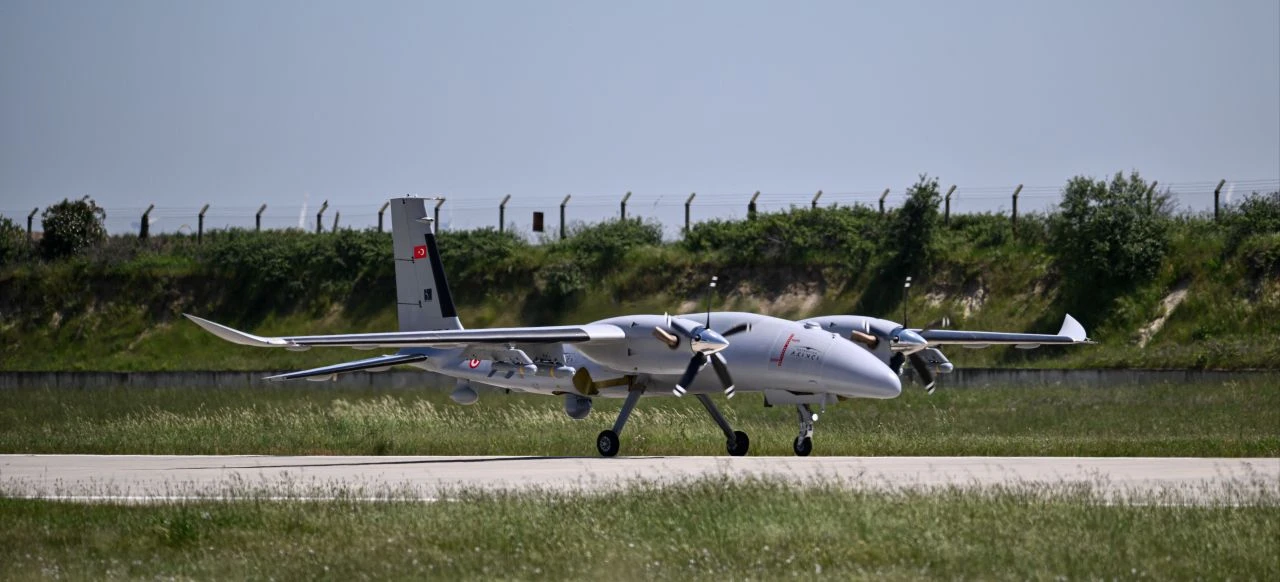 Bayraktar AKINCI’dan deniz hedeflerine tam isabet