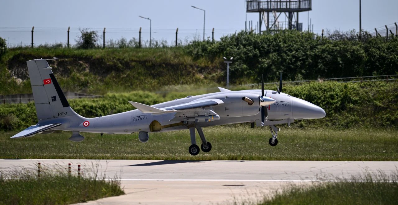 Bayraktar AKINCI’dan deniz hedeflerine tam isabet