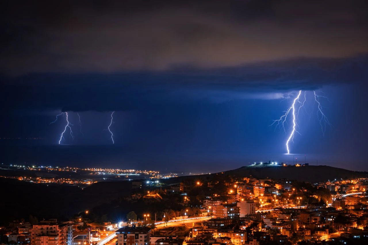 İskenderun Körfezi'nde şimşek gösterisi