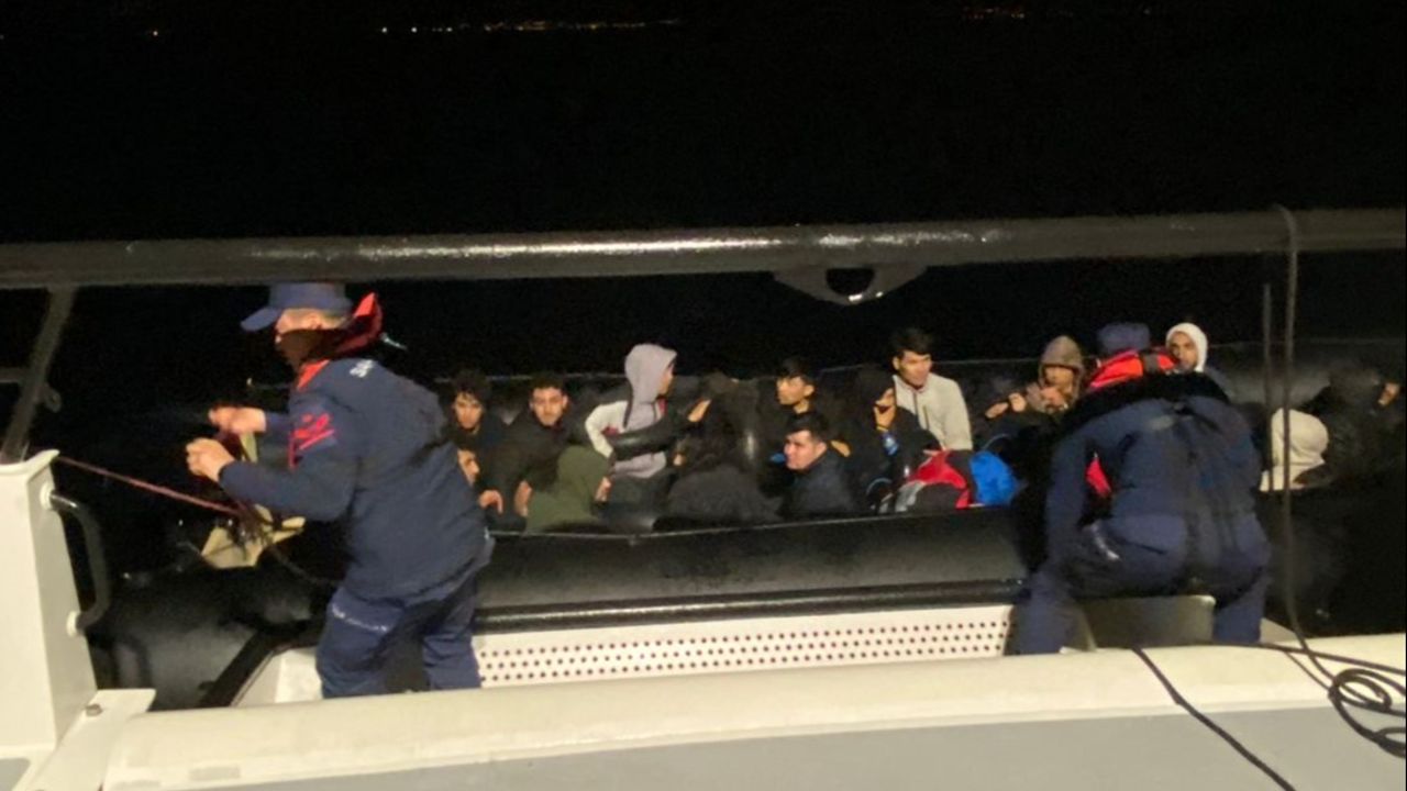 İzmir&#039;de 22 kaçak Sahil Güvenlik ekiplerinin radarına takıldı
