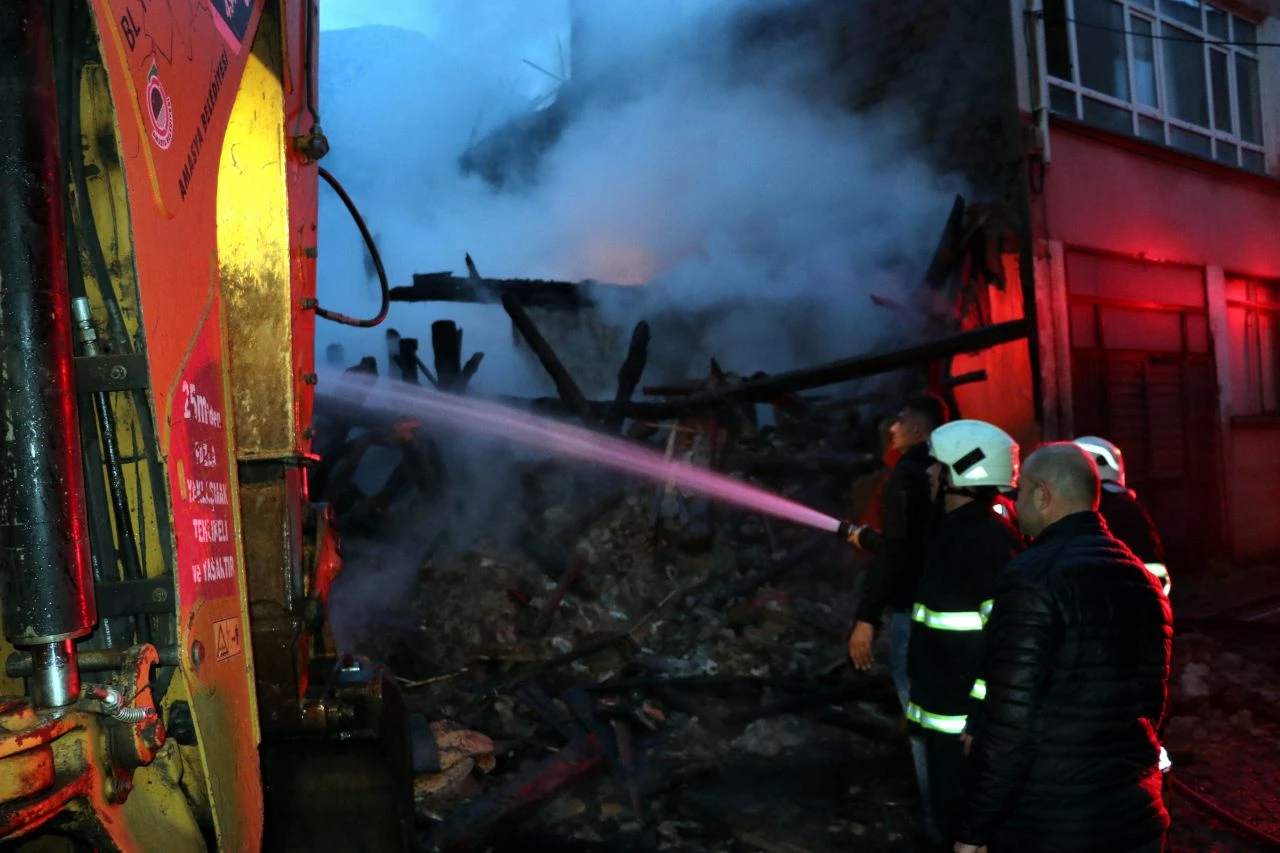 Tarihi Amasya konaklarından biri cayır cayır yandı!