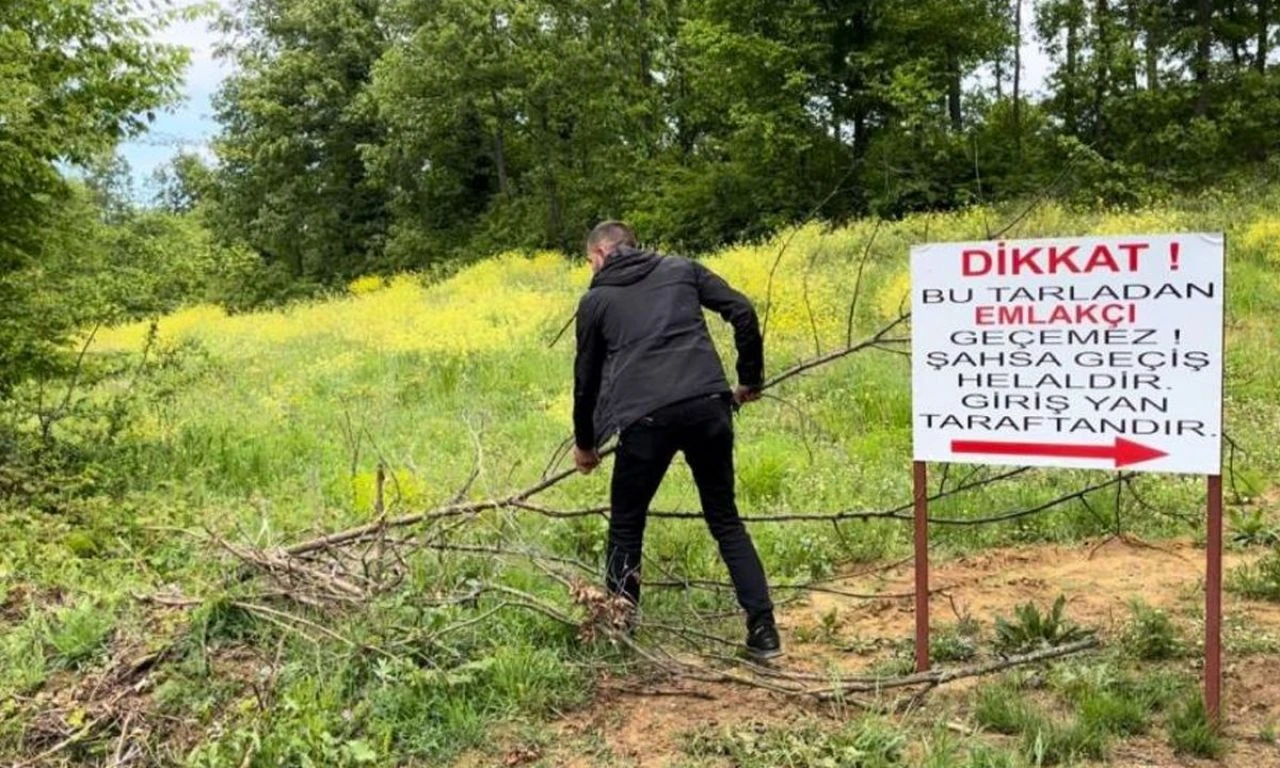 Tarlasını yol olarak kullananlara kızdı, tabelayı dikti: Buradan emlakçı geçemez