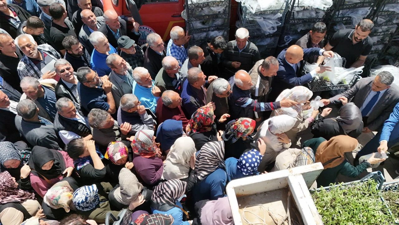 Ücretsiz olduğunu duyan koştu: İzdiham görüntüleri şaşkına çevirdi - 1. Resim