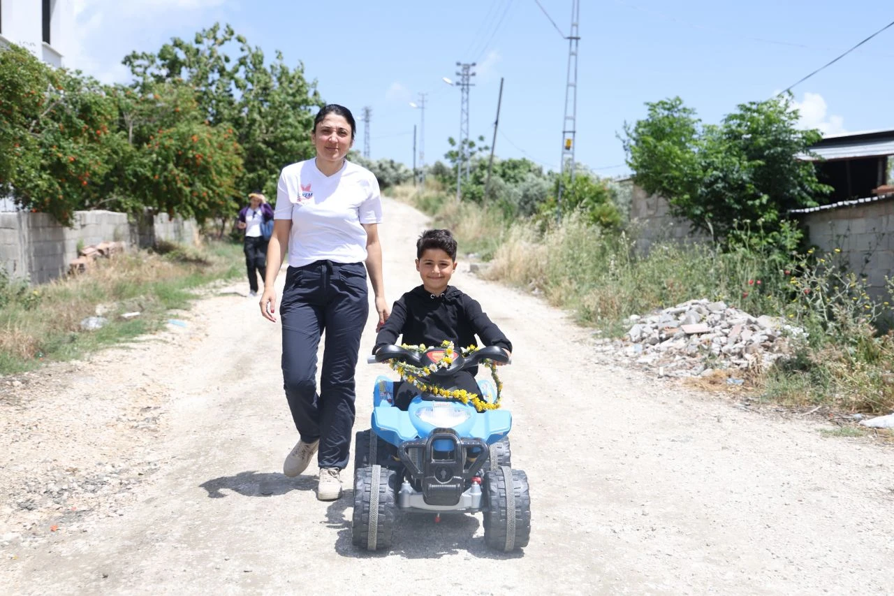 Yürek dağlayan görüntü: Depremde kaybettiği annesinin mezarını akülü arabasıyla ziyaret etti - 1. Resim