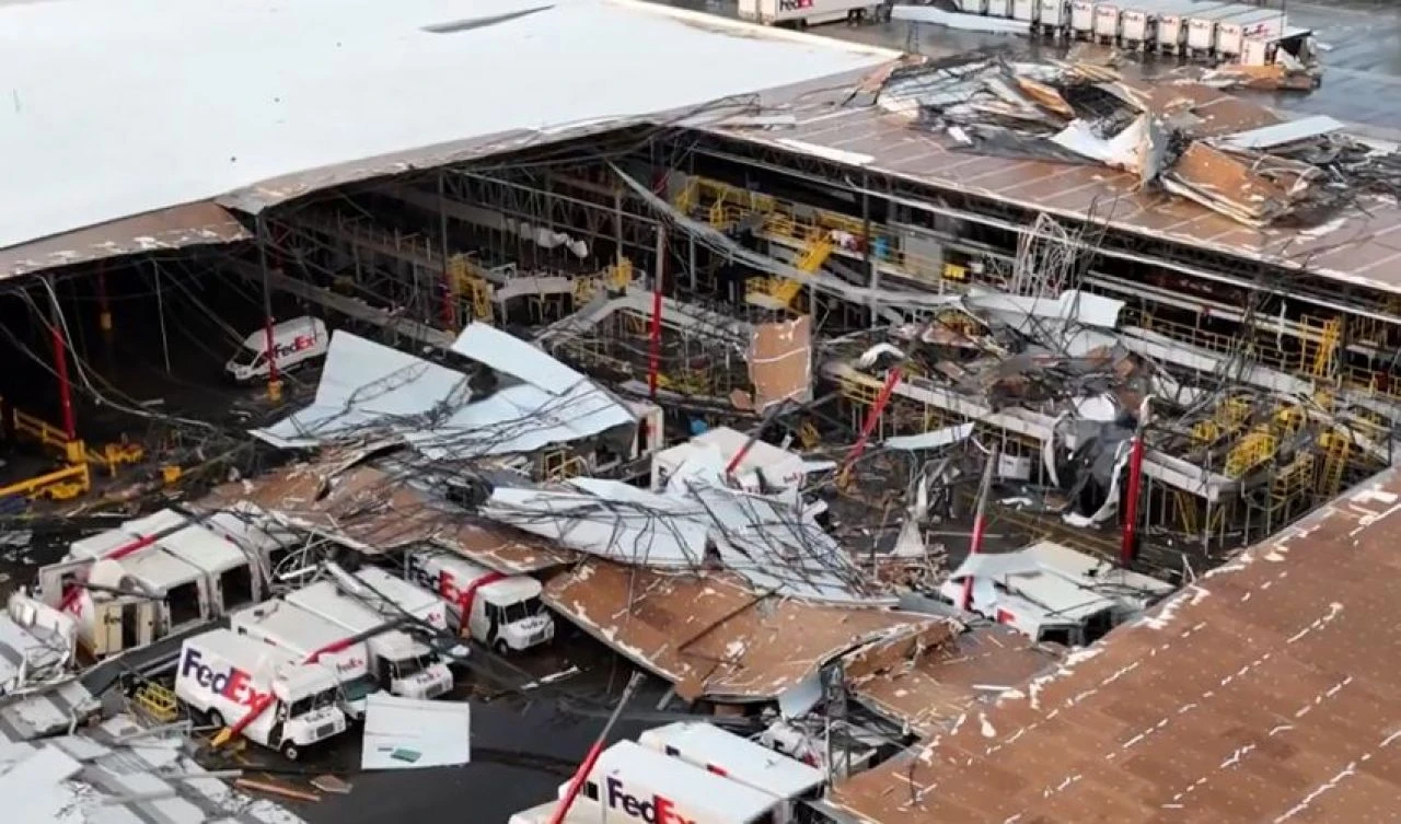 ABD’de hortum paniği! Kargo deposu çöktü: Onlarca kişi mahsur kaldı - 1. Resim