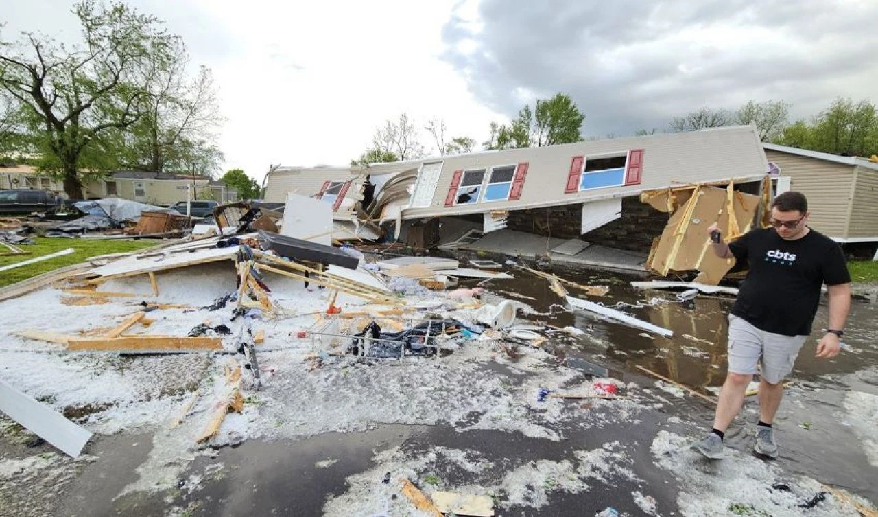 ABD’de hortum paniği! Kargo deposu çöktü: Onlarca kişi mahsur kaldı - 2. Resim