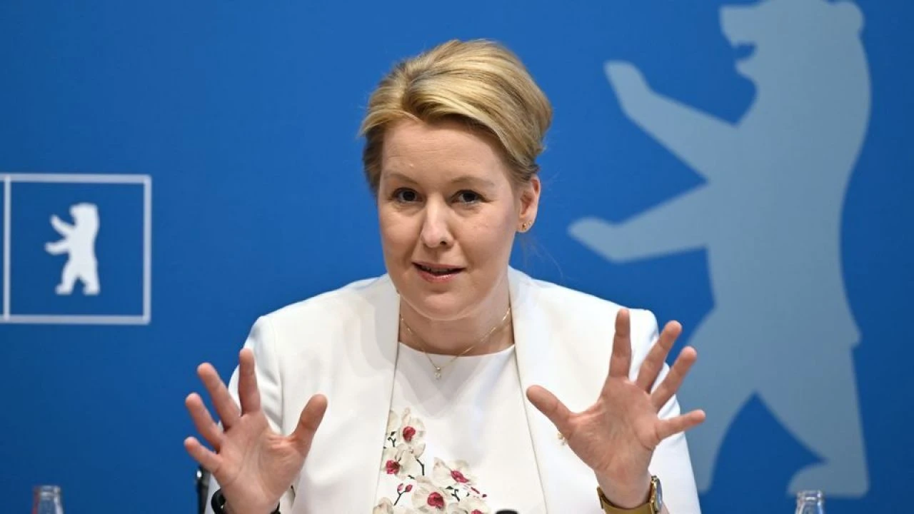 Alman bakana saldırı: Kafasına ve boynuna vurdular - 1. Resim