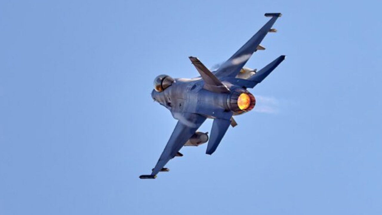 Asya ülkesinde F-16 savaş uçağı düştü