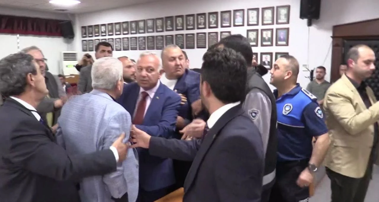 Belediye meclisinde tansiyon yükseldi! CHP ve AK Parti grupları arasında gerginlik